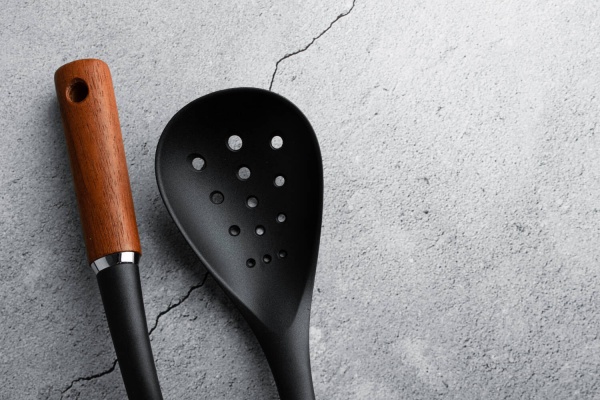 Ложка с отверстиями GT-5806 орех нейлон Gusto