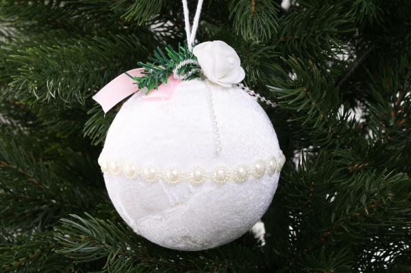 Шар новогодний с жемчугом SDA1151120W d 120 мм белый