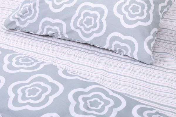 Комплект постельного белья Белые розы 1,5 серый с белым 