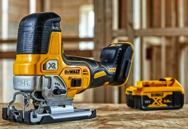 Электролобзик DeWalt DCS335N