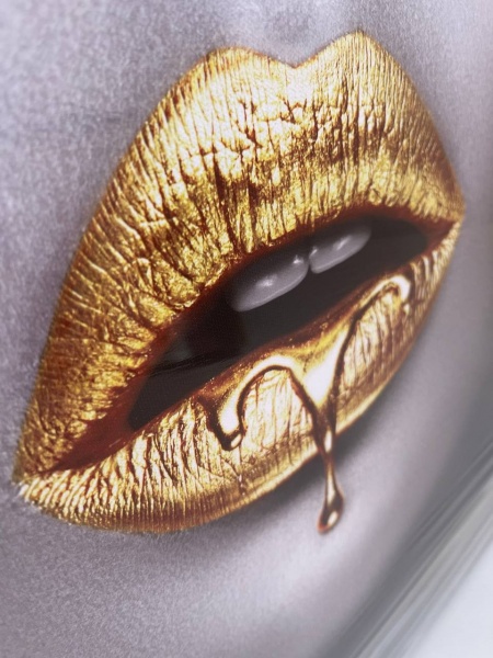 Репродукция Золотые губы 50x100 см Арт Фемелі 