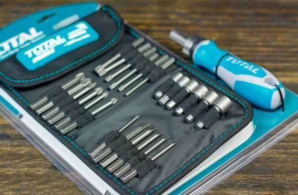 Отвертка-держатель бит Total с набором бит головок 26 шт. 24 шт. TACSD30266