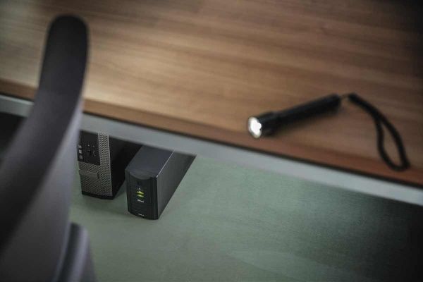 Источник бесперебойного питания (ИБП) Trust Oxxtron 800VA (17938) 17938