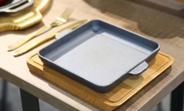 Сковорода чавунна квадратна з підставкою 180х180х25 мм HoReCa Brizoll