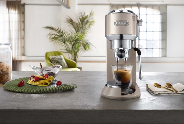 Кофеварка рожковая Delonghi EC885.BG Dedica 