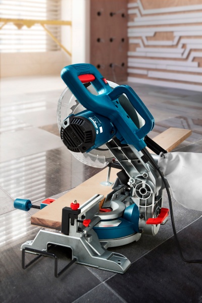 Пила торцовочная Bosch GCM 216 0601B33000