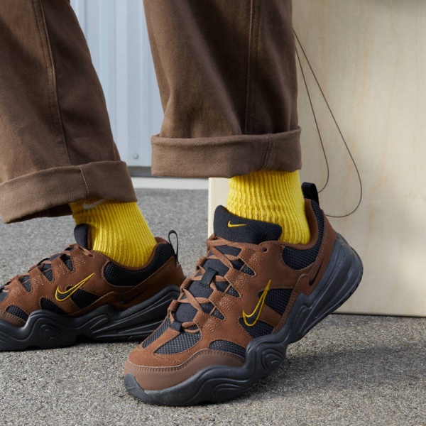 Кроссовки Nike NIKE TECH HERA FJ9532-200 р.43 коричневый