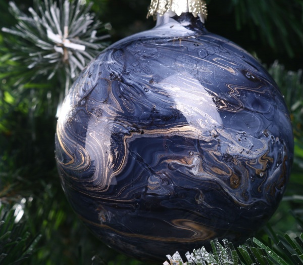 Елочная игрушка в форме шара с мраморным рисунком 8 см 