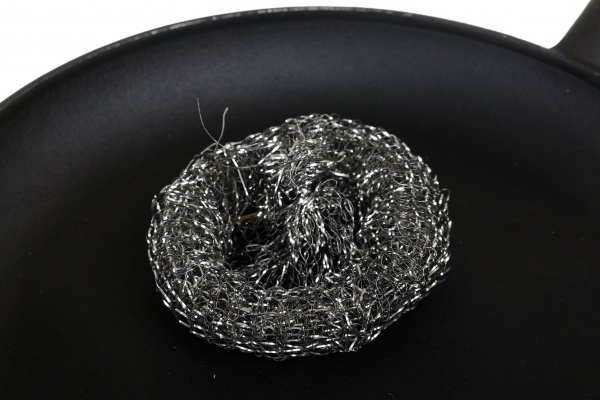 Сковорода для млинців чавунна з дерев'яною ручкою 24x2,5 см Т301 Maysternya