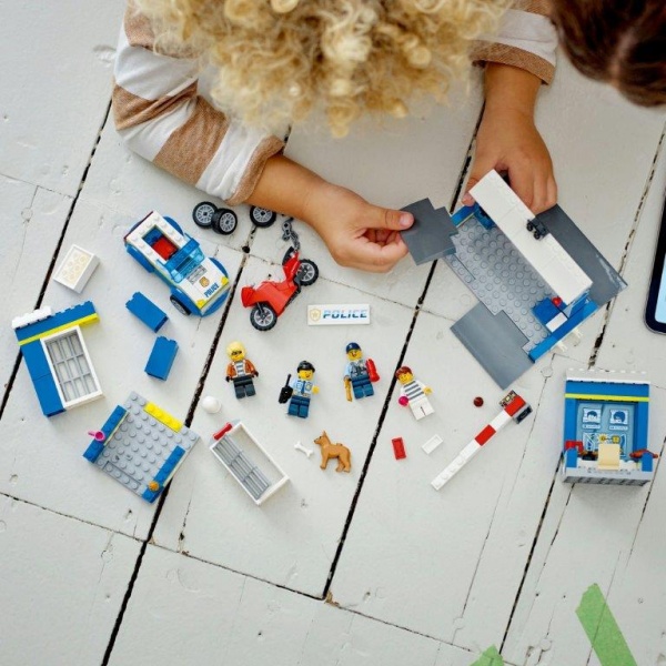 Конструктор LEGO City Переслідування на поліцейській дільниці 60370