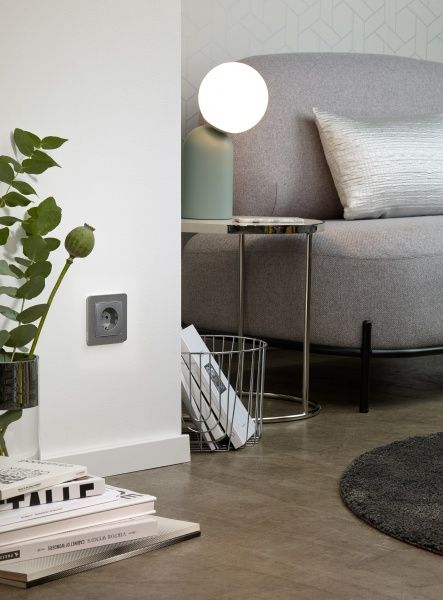 Розетка силовая с заземлением Schneider Electric Sedna Design со шторками без крышки алюминий SDD113022