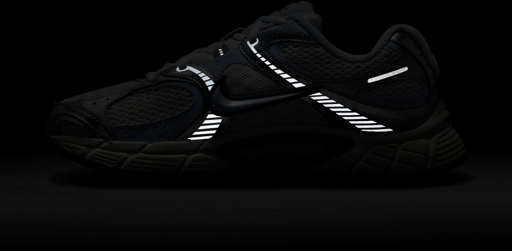 Кросівки жіночі Nike W V5 RNR HQ7901-103 р.37,5 білі