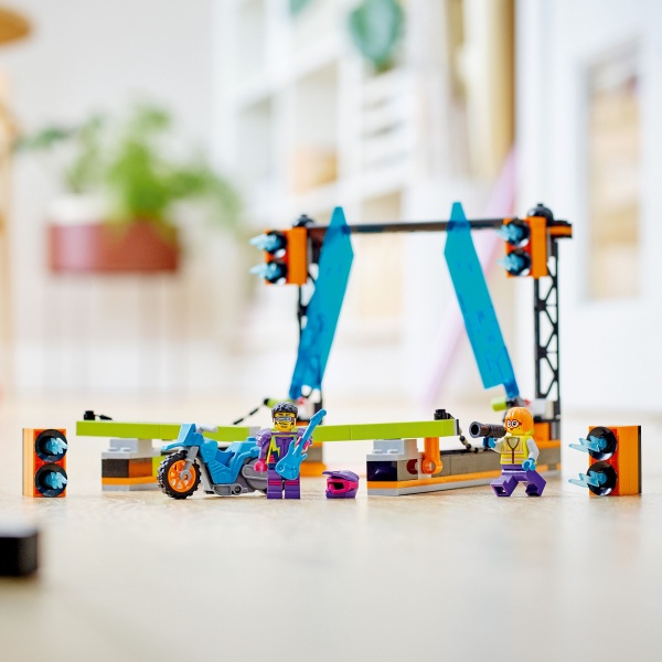 Конструктор LEGO City Каскадерське завдання «Клинок» 60340
