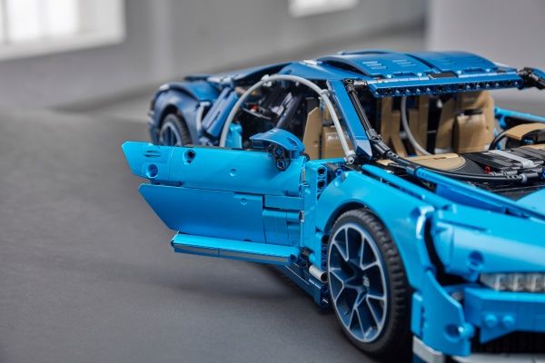 Конструктор LEGO Technic Bugatti Chiron 42083