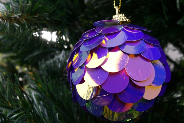 Ялинкова іграшка в форме шара с пайетками в ассортименте 80 мм CAA125110 