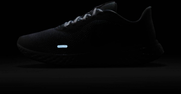 Кроссовки Nike WMNS NIKE REVOLUTION 5 BQ3207-108 р.US 6 белый