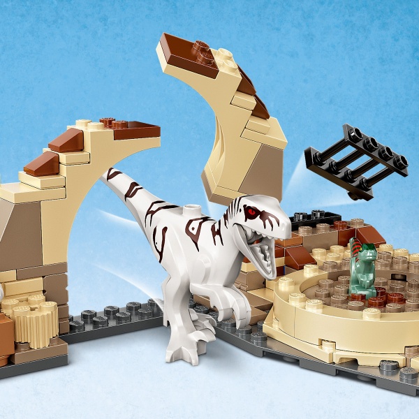 Конструктор LEGO Jurassic World Переслідування атроцираптора на мотоциклі 76945