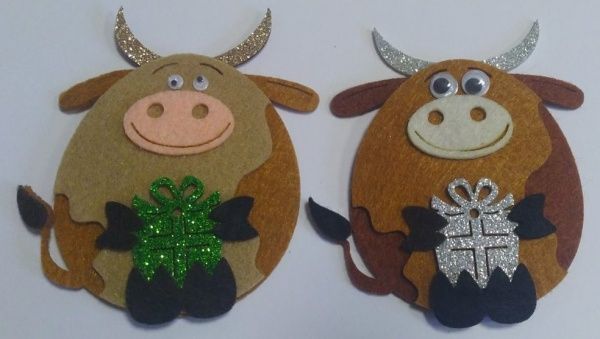 Декоративний виріб Бичок з подарунком 9 см 4 шт. 125142 Діамантові ручки