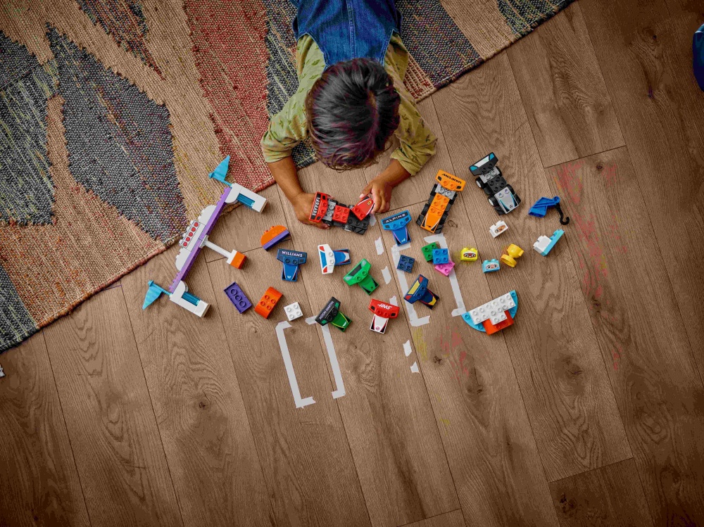 Конструктор LEGO DUPLO Автомобили для гонки и пилоты команд Формулы-1 10445