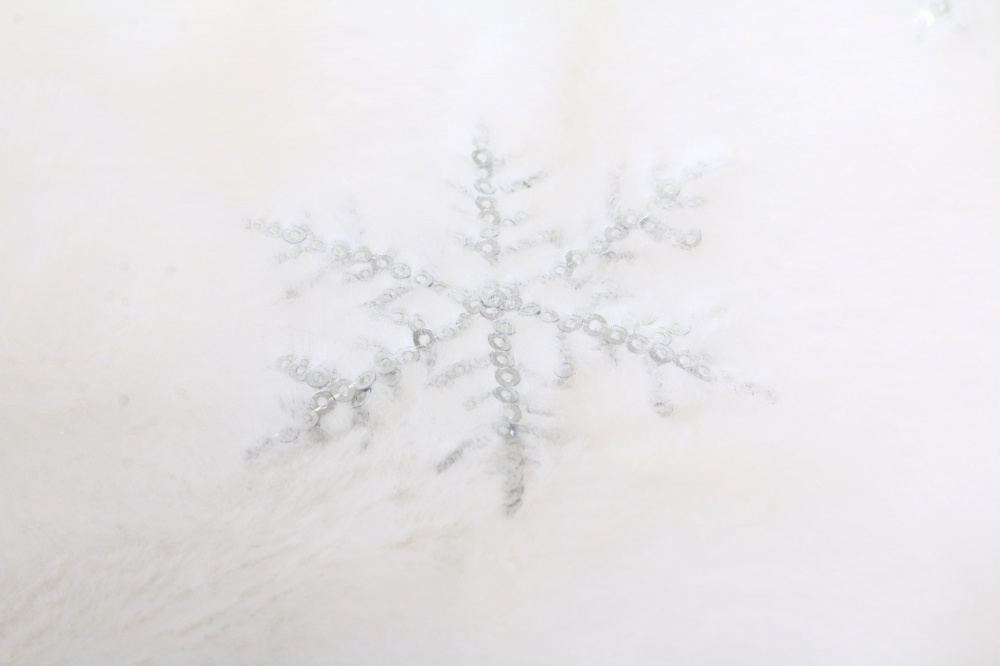 Коврик новогодний под елку в снежинку 120 см белый с серебряным