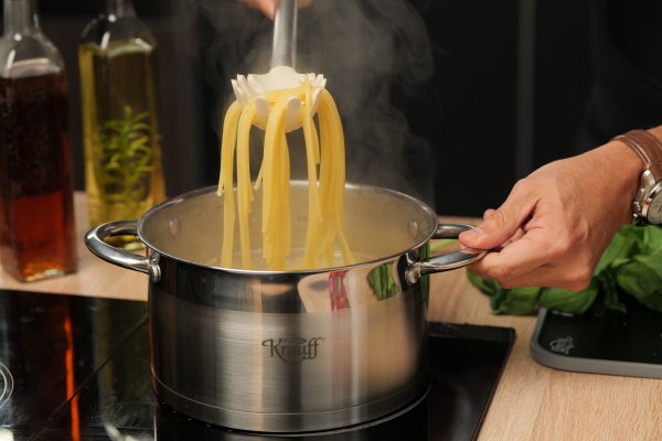 Каструля з кришкою Grand Chef 2,6 л 18 см 26-238-062 Krauff