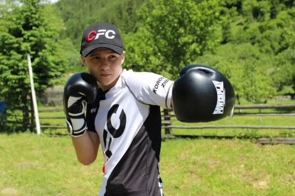 Боксерские перчатки PowerPlay 3019 р. 16 16oz черный