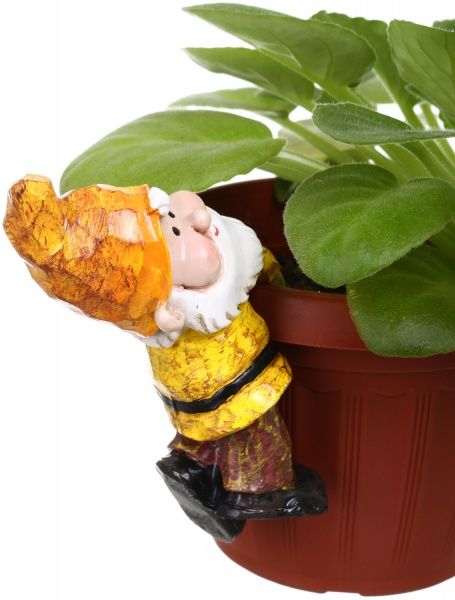 Фигура садовая в форме гнома 55x50x120 мм