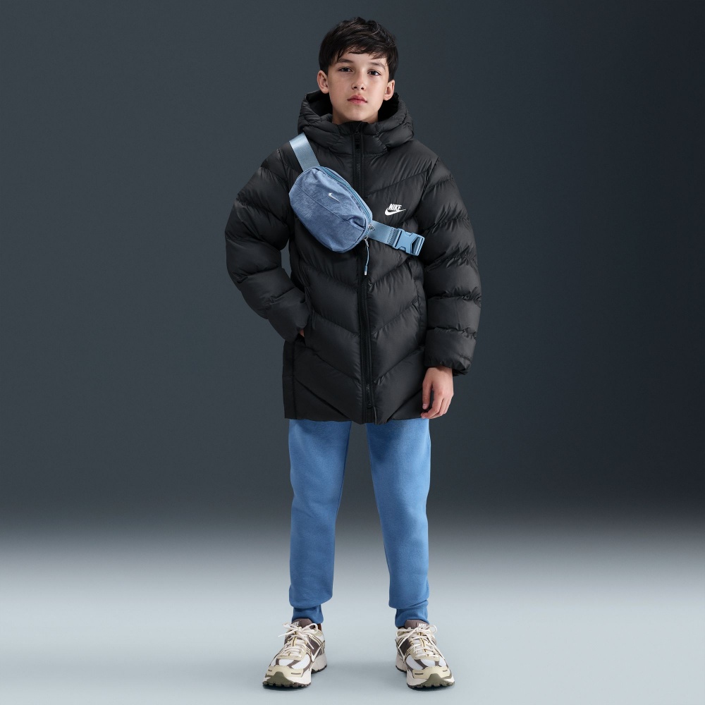 Куртка унисекс Nike Sportswear All Day Play Older Kids' Puffer Jacket р.136 черный HJ2722-010