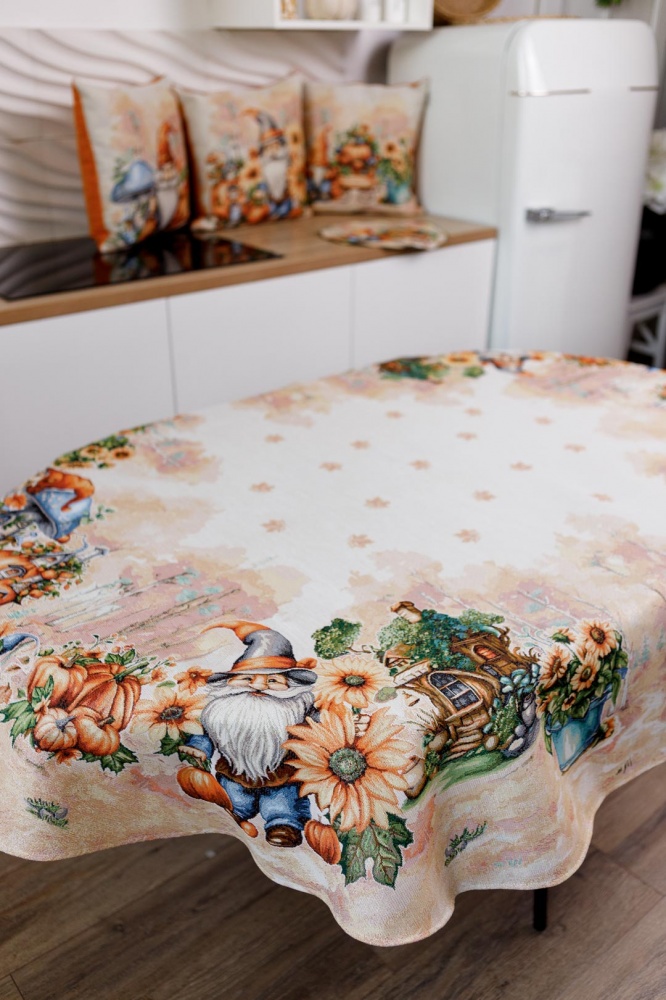 Скатерть Тыквенные гномы 135x240 см бежево-желтый Прованс