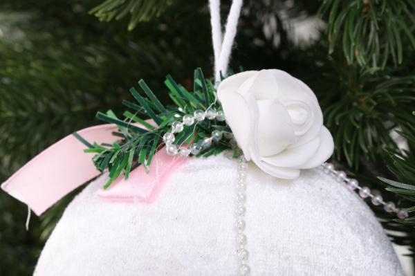 Шар новогодний с жемчугом SDA1151120W d 120 мм белый