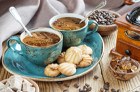 Поднос на подушке Две чашки и пироженые 44,5x36,5x9 см