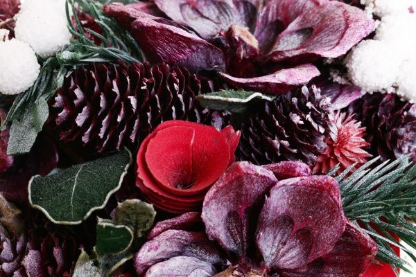 Корзинка декоративная с цветочной композицией красный 19х24 см 70960116 