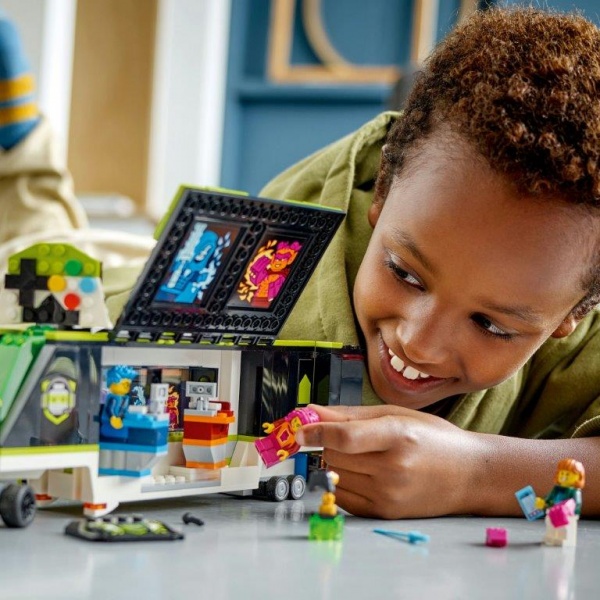 Конструктор LEGO City Вантажівка для ігрового турне 60388
