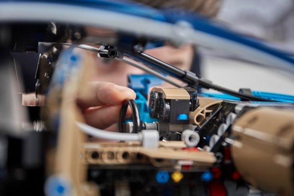 Конструктор LEGO Technic Bugatti Chiron 42083