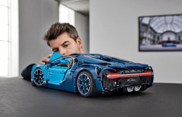 Конструктор LEGO Technic Bugatti Chiron 42083