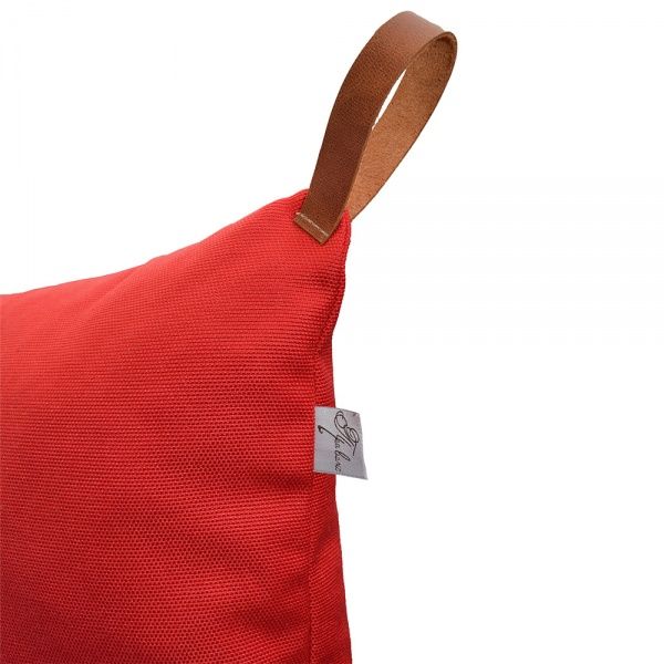 Подушка декоративная Scarlet с кожаным хлястиком 45x45 см Прованс 