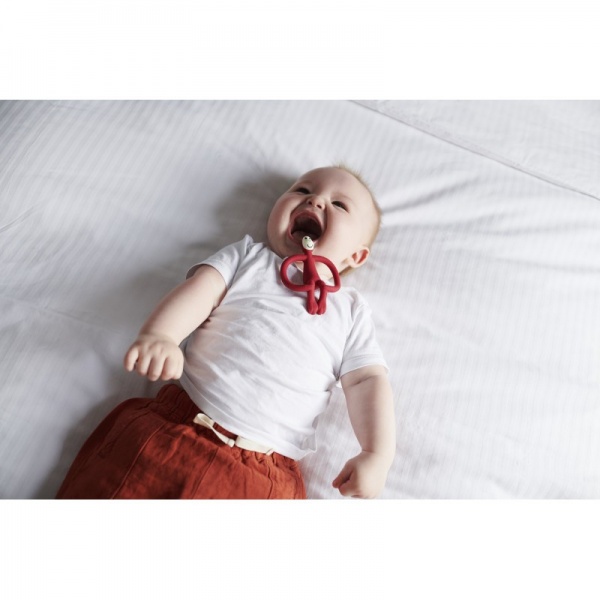 Прорезыватель Matchstick Monkey Обезьянка бордовая 10,5 см (MM-T-012)