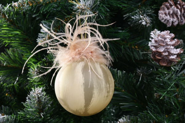 Елочная игрушка в форме шара с перьями 8 см 