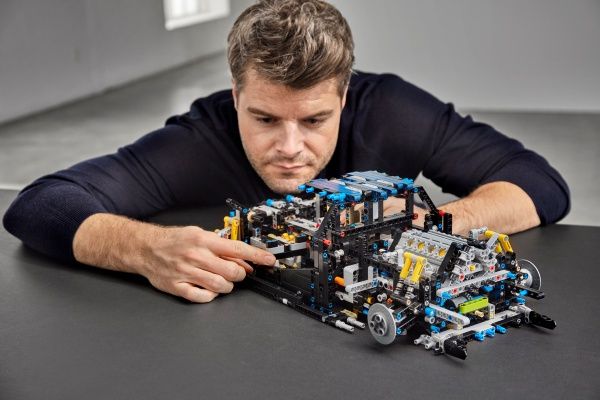Конструктор LEGO Technic Bugatti Chiron 42083