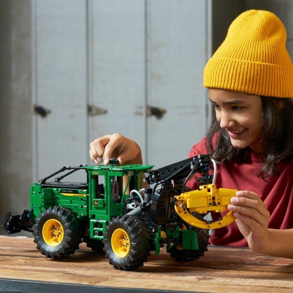 Конструктор LEGO Technic Трелювальний трактор John Deere 948L-II 42157
