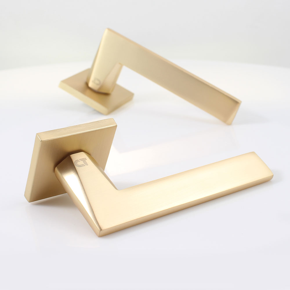 Ручка на розетці Comit Quanta Q матове золото