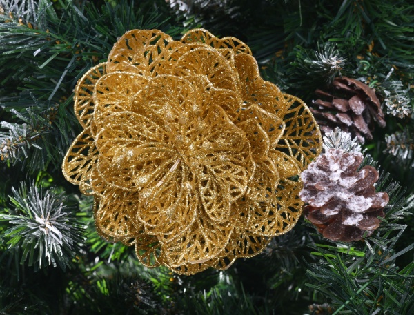 Цветок декоративный новогодняя средняя золотая присыпка 16 см с зажимом