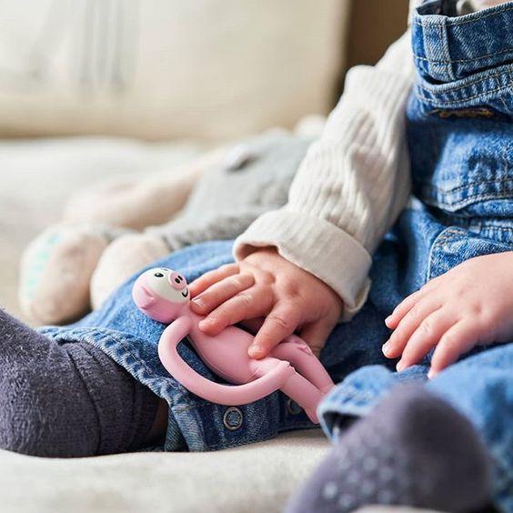 Прорезыватель Matchstick Monkey Свинка светло-розовая 11 см (MM-PG-001)