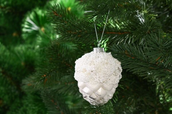 Елочная игрушка Шишка с бусинками серебристая 11 см 