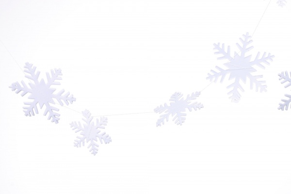 Гирлянда 12 объемных снежинок из картона в ассортименте 2,5 м 