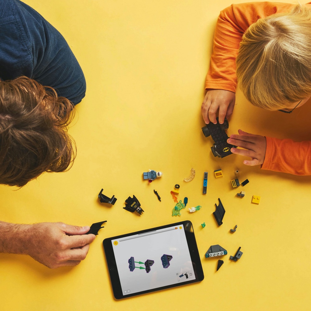 Конструктор LEGO Super Heroes DC Бетмен і Бетмобіль проти містера Фріза 76301