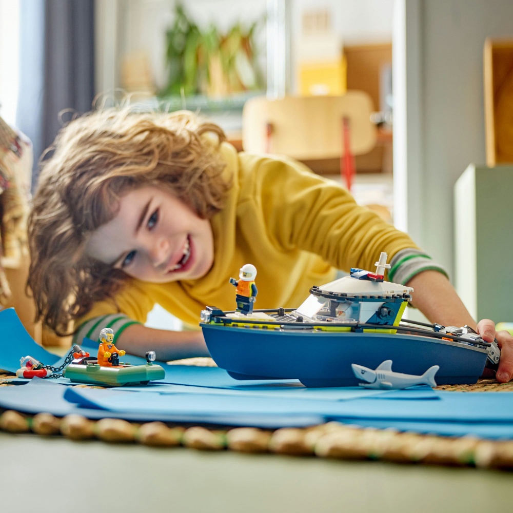 Конструктор LEGO City Преследование на полицейском катере 60456