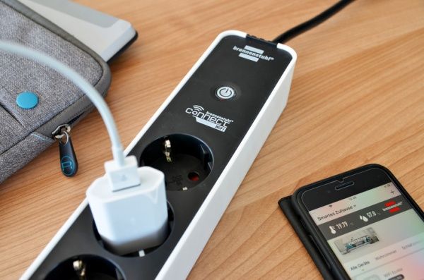 Подовжувач з вимикачем Brennenstuhl Connect Ecolor Wi-Fi із заземленням 3 гн. білий 1,5 м 1153230620 