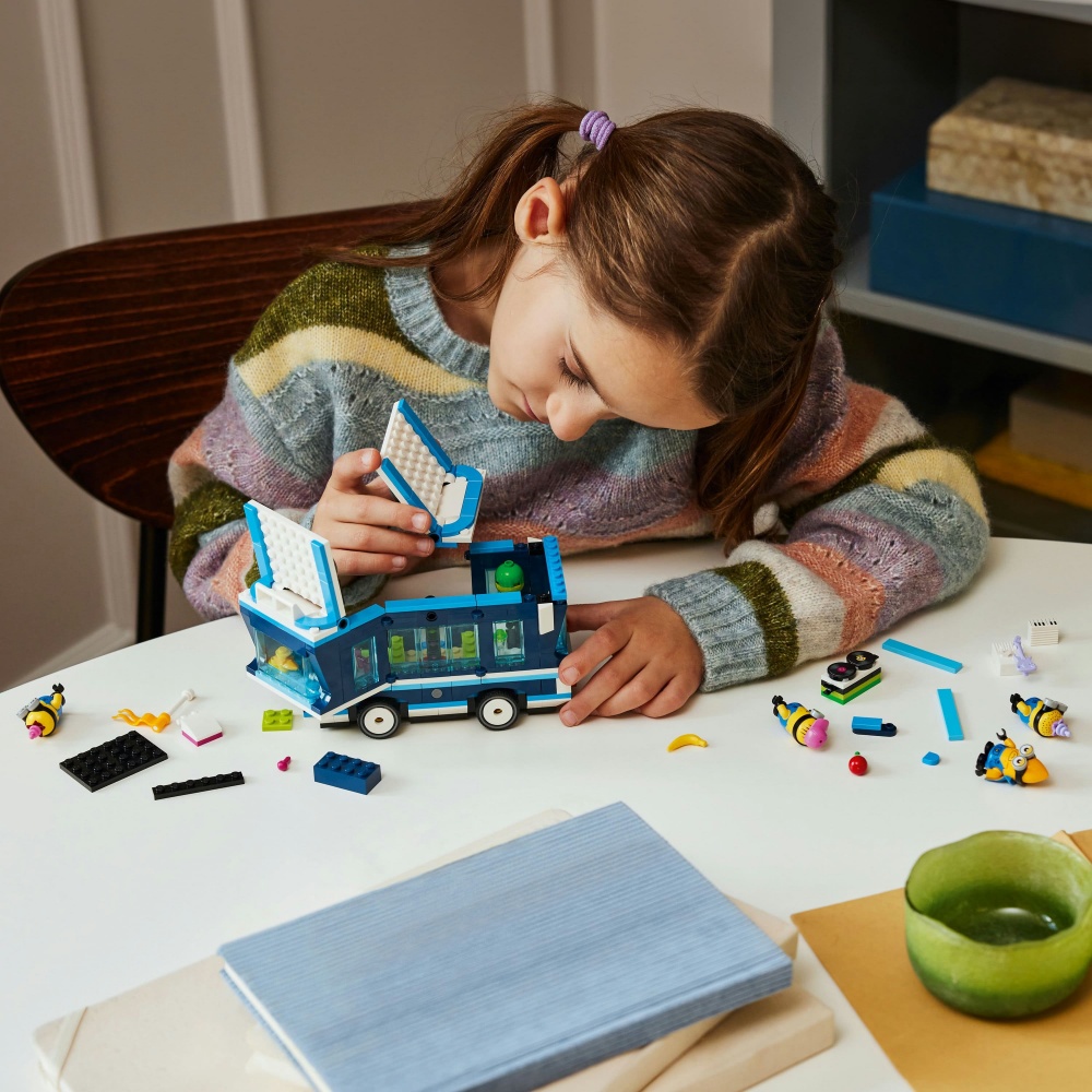 Конструктор LEGO Minions Музичний автобус для вечірок Посіпак 75581