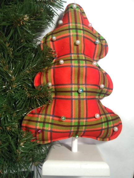 Прикраса новорічна на підставці Ялинка шотландка червоно-зелена з перлинами 30 см 